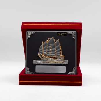 887-gold-plated-sailing-boat-6x6-velvet-box