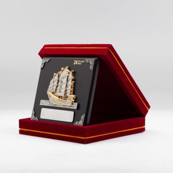 887-gold-plated-sailing-boat-6x6-velvet-box-side
