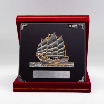 889-gold-plated-sailing-boat-8x8-velvet-box