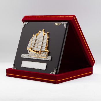 889-gold-plated-sailing-boat-8x8-velvet-box-side