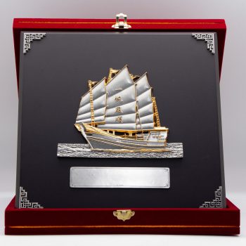 890-gold-plated-sailing-boat-12x12-velvet-box