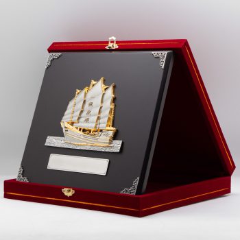 890-gold-plated-sailing-boat-12x12-velvet-box-side