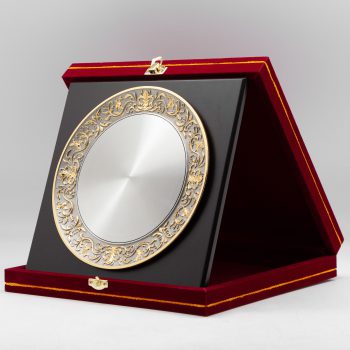 884g-8inch-batik-gold-plated-plate-10x10-velvet-box-side
